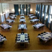 Konferenzbestuhlung 8er Tische (Christof Kaiser)