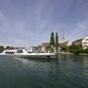 Kursschiff bei Stein am Rhein (Bildrechte Schweizerische Schiffahrtsgesellschaft Untersee und Rhein AG (URh))