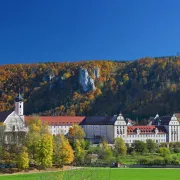 Seniorenausflug Beuron 2022 - Kloster von Westen Herbst (Christoph Oechsle)